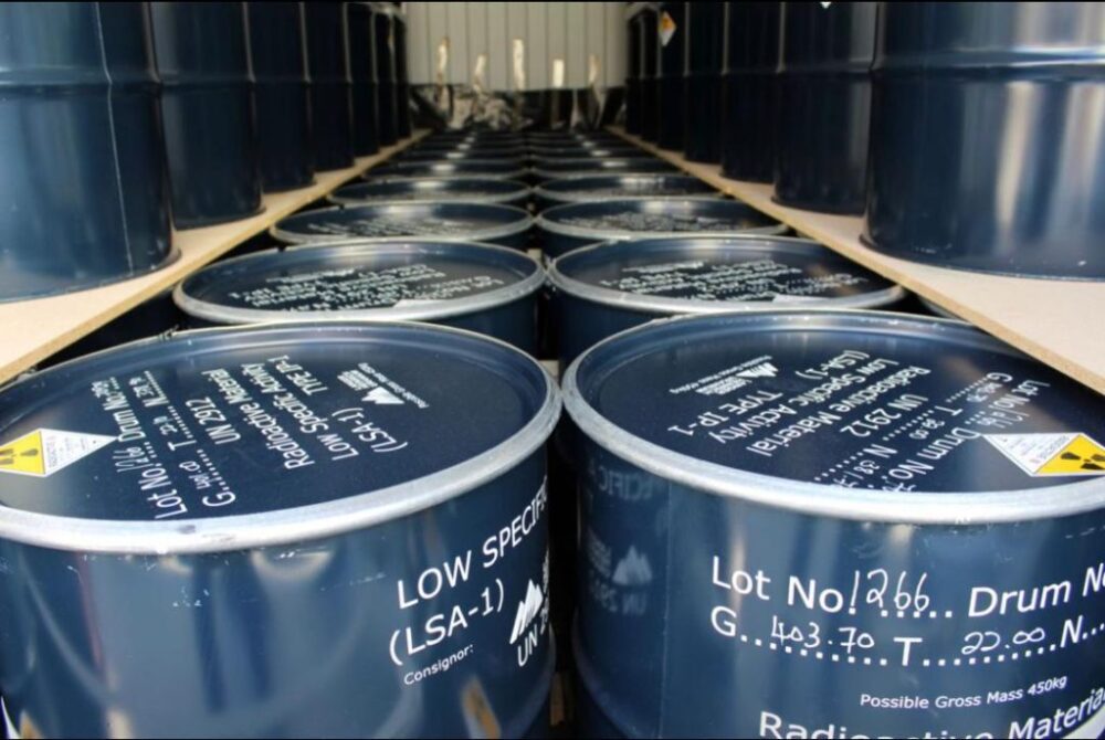 Fûts de concentré d’uranium produit par la mine namibienne Langer Heinrich depuis la reprise des opérations en mars 2024.