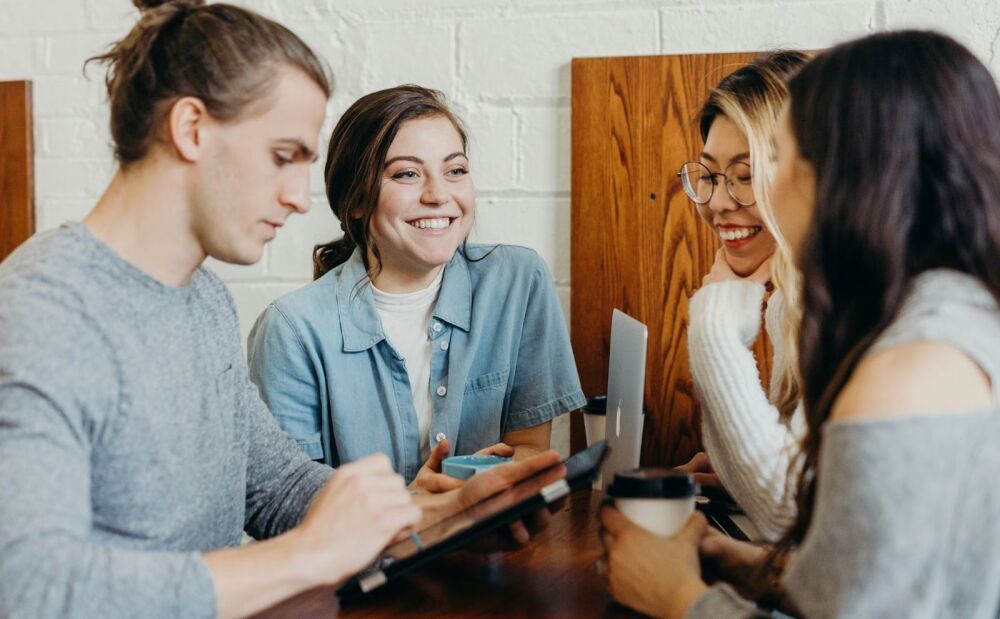 Selon les derniers chiffres de l'INSEE, le taux de chômage des 15-24 ans a bondi de 2,4 points au quatrième trimestre 2025, et s'établit à 21,5%.