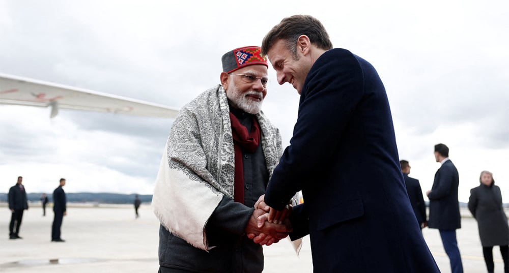 Le président Emmanuel Macron serre la main du Premier ministre indien Narendra Modi, le 12 février à Marseille.