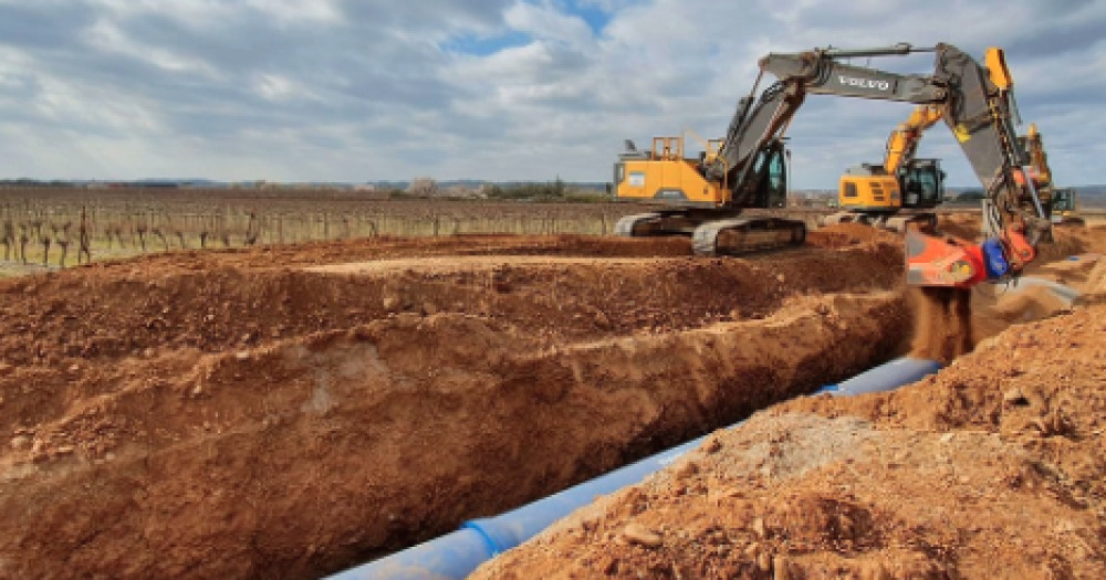Le programme Aqua Domitia est une extension du réseau hydraulique régional d’Occitanie destiné à acheminer l’eau du Rhône dans le Gard, l'Hérault et l'Aude afin de soutenir l'agriculture et le développement urbain et touristique (photo : le maillon...