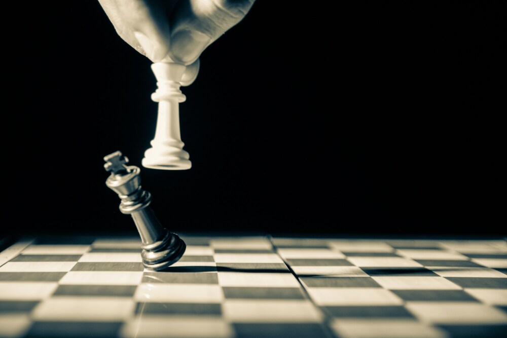 " Aux échecs, la tactique c'est savoir quoi faire quand il y a quelque chose à faire. La stratégie, c'est savoir quoi faire quand il n'y a rien à faire " (Saviely Tartakower, professeur d'échec)