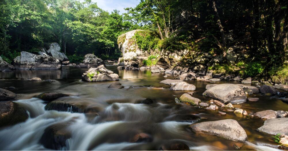 Le pays de Quimperlé recense plus de 900 kilomètres de rivières et de ruisseaux. Proche des cultures, ce patrimoine hydraulique est la principale source d’eau potable pour la population.