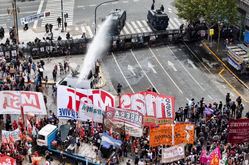 Des affrontements entre la police antiémeute et des membres syndicaux qui manifestent devant le Congrès national à Buenos Aires en Argentine, le 11 février 2026.