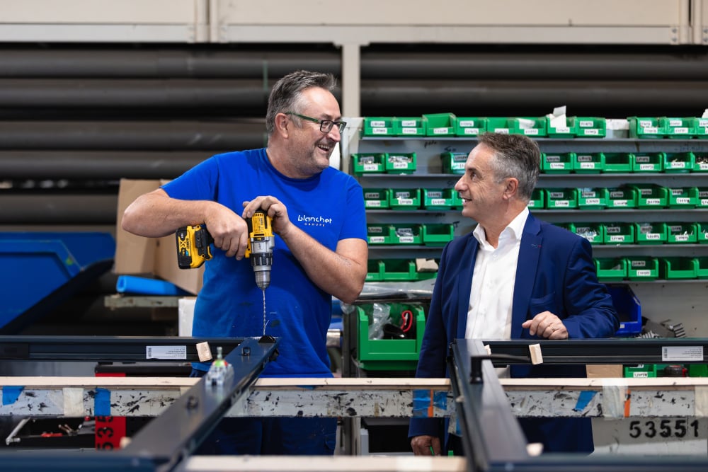 Jacques Blanchet (à droite) dans son usine