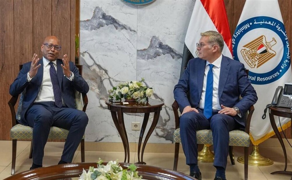 Karim Badawi, ministre égyptien du Pétrole (à droite), avec Ethiopis Tafara, vice-président Afrique de la SFI (à gauche).