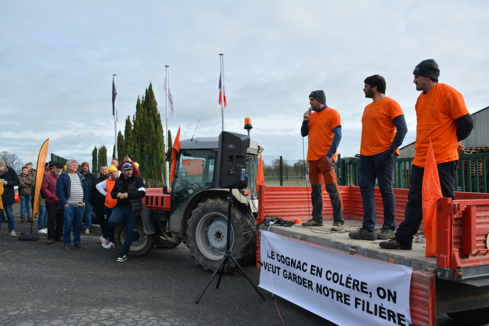 Le syndicat de la viticulture cognaçaise a manifesté devant une distillerie ce 18 février.