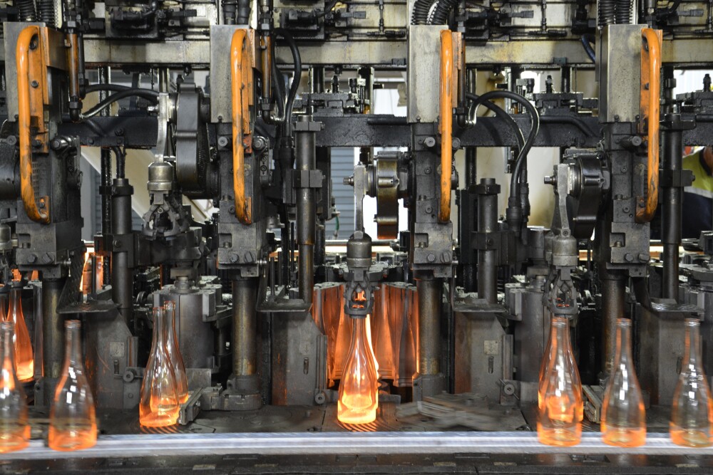 Une ligne de fabrication de bouteilles en verre blanc dans l'usine charentaise de Verallia.
