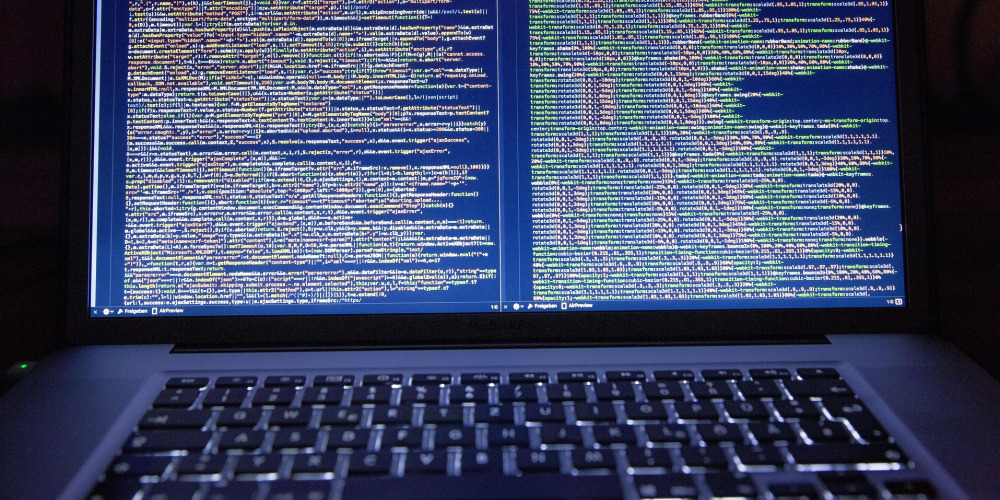 Aujourd’hui, deux écosystèmes s’affrontent : les cybercriminels contre les fabricants d’IA.