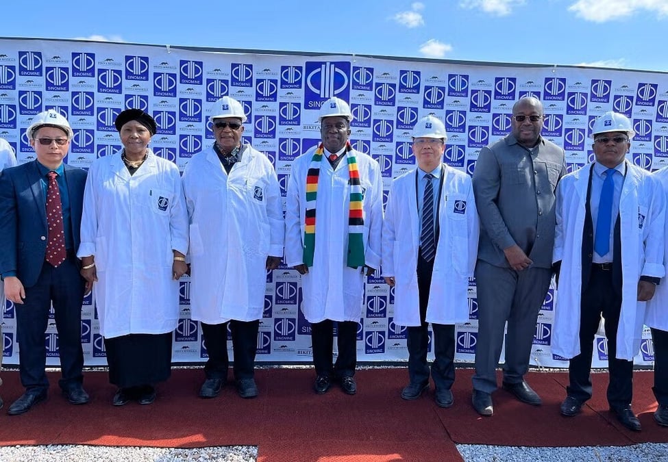 Le président zimbabwéen Emmerson Mnangagwa (au centre) inaugure, le 17 juin 2022, le projet de construction de l’usine de lithium de Sinomine à la mine de Bikita Minerals.
