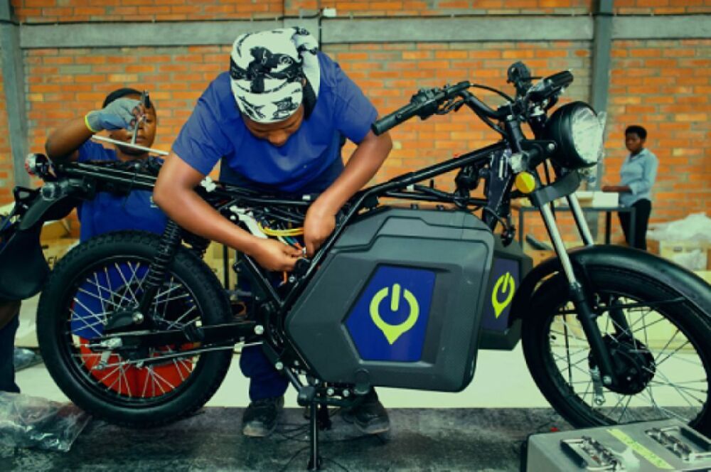 Une moto électrique de Spiro, acteur majeur de la mobilité électrique à deux-roues en Afrique.