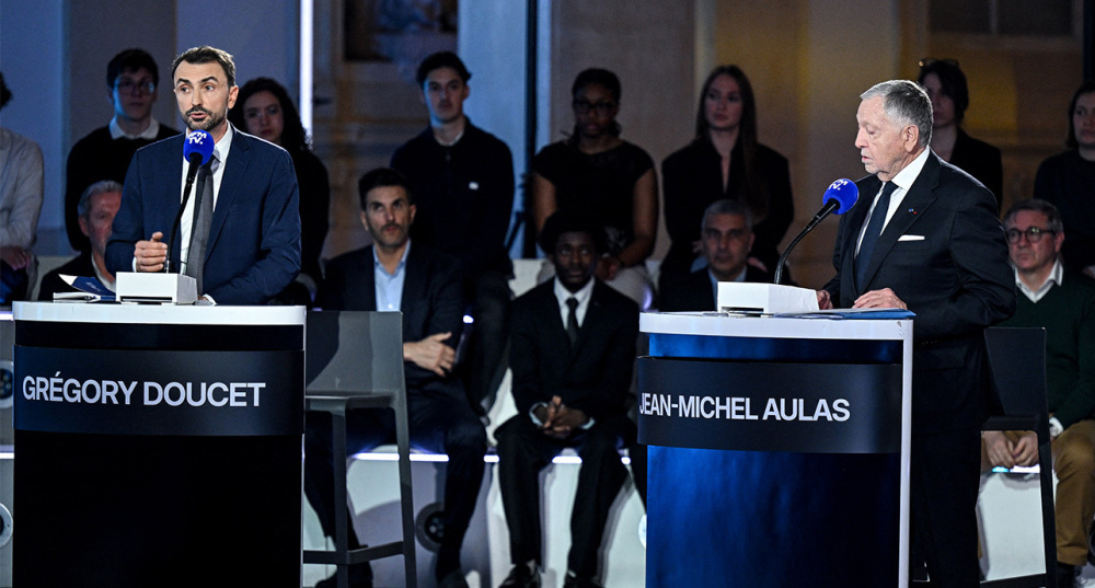 Grégory Doucet et Jean-Michel Aulas lors du débat télévisé sur BFMTV pour les élections municipales, au Palais de La Bourse à Lyon, le 24 février 2026.