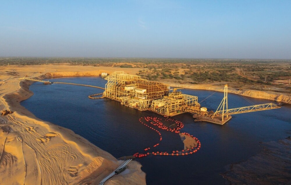 Drague flottante d’extraction de sables minéralisés d’Eramet au Sénégal.