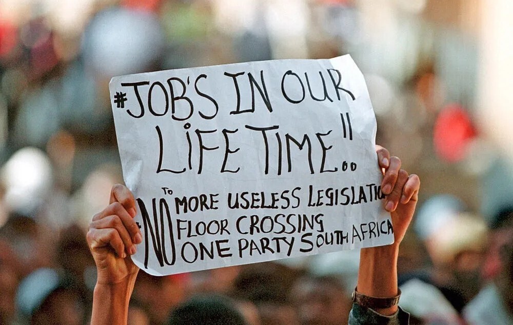 En Afrique subsaharienne, plus de 70% des jeunes adultes occupent des emplois précaires, sans contrat formel ni protection sociale, selon l’OIT.