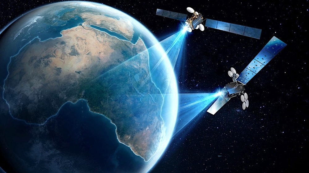 L’option satellitaire permet de couvrir les zones rurales africaines où les infrastructures sont parfois coûteuses et difficiles à rentabiliser.