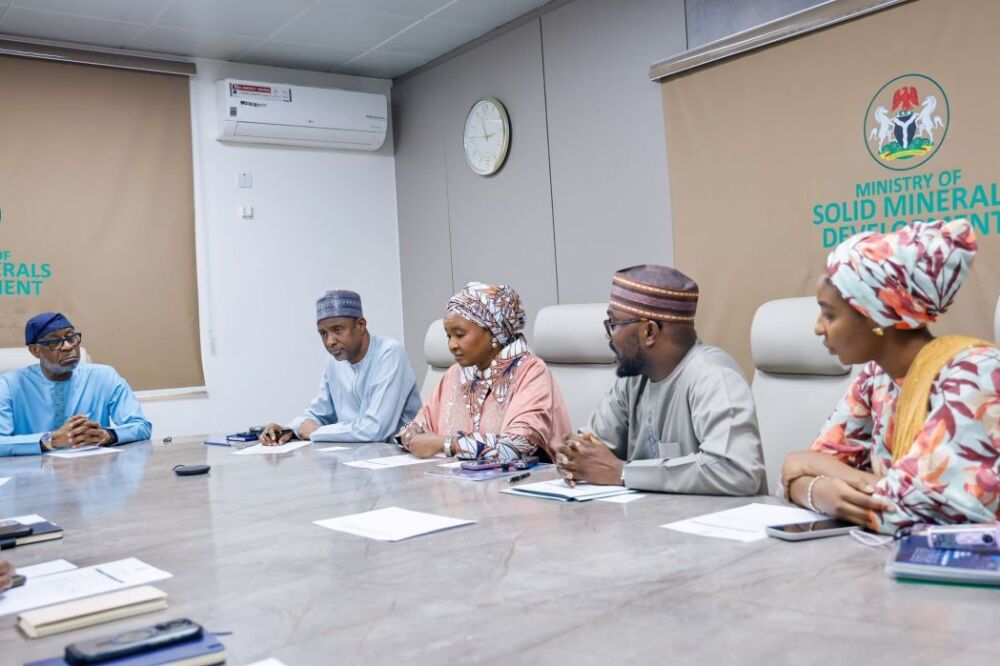 Le ministre des Mines, Dele Alake (centre), lors de la signature de l'accord de 1,1 milliard € avec l'AFC pour la création d'une raffinerie d'alumine.