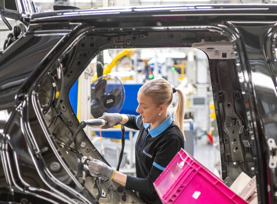 Dans l'usine de montage Renault de Douai, l'installation des batteries et l'aménagement intérieur des véhicules électriques s'inscrivent désormais dans une course contre la montre réglementaire.