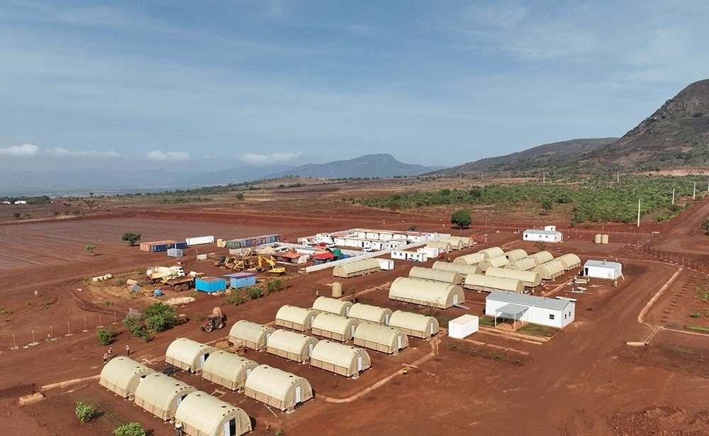 L’objectif est de développer une mine capable de produire environ 20 000 tonnes par an de carbonate mixte de terres rares, un volume qui pourrait être ultérieurement doublé.