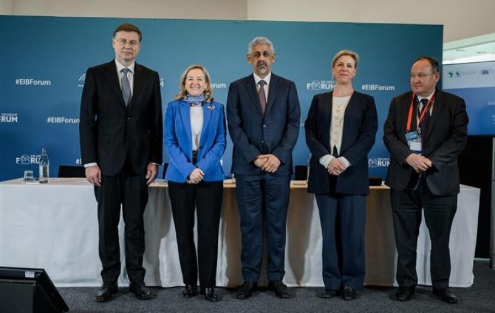 Nadia Calvino, présidente de la BEI; Sidi Ould Tah, président de la BAD; Valdis Dombrovskis, Commissaire européen pour l’économie et la productivité, le 04 Mars 2026, au Forum de la BEI au Luxembourg.