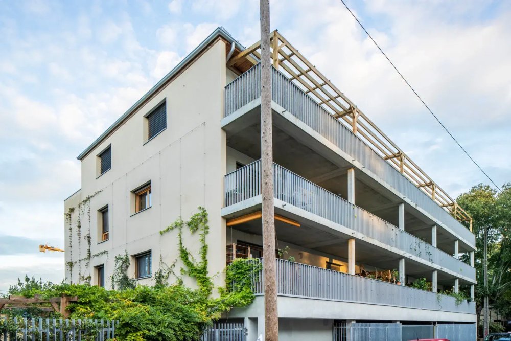 Situé rue Raymond Lavigne, à Bordeaux Bastide, cet immeuble est pris en exemple par la mairie pour illustrer le bâtiment frugal.