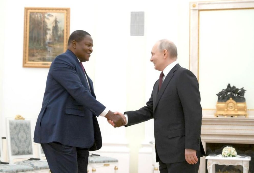 Le président centrafricain Faustin-Archange Touadéra et le président russe Vladimir Poutine lors de leur rencontre au Kremlin à Moscou.