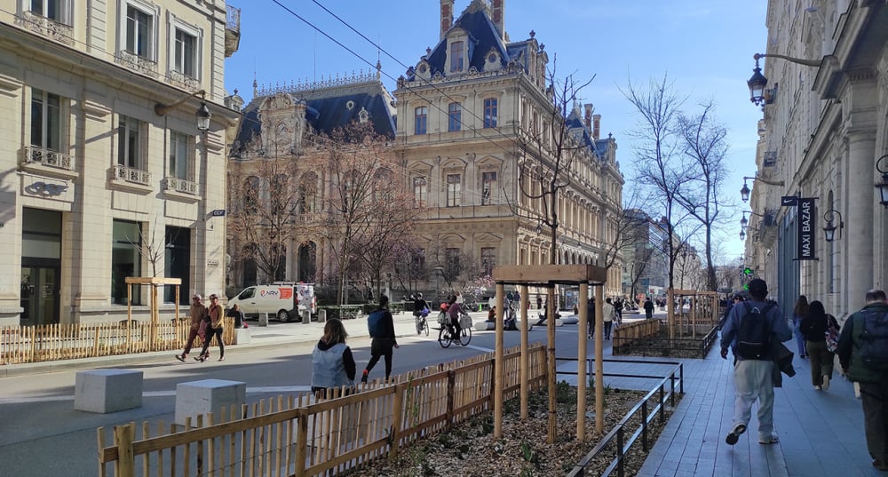 Les places lyonnaises sont en cours de végétalisation pour lutter contre le réchauffement climatique.