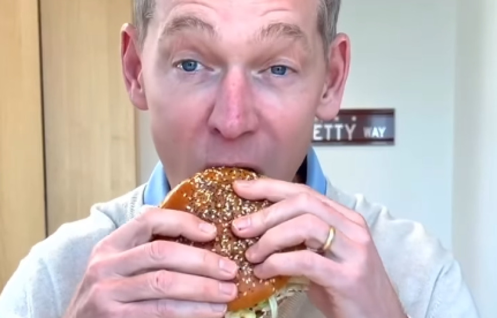 Quand le PDG de McDonald’s, Chris Kempczinski, présente le nouveau « Big Arch » (1 020 calories), un détail de 13 secondes enflamme le Web : sa dégustation, jugée trop « clinique ».