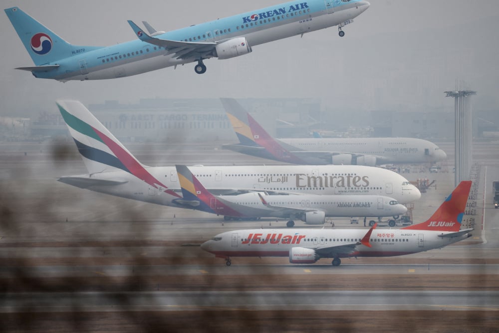Un avion Airbus A380 d'Emirates qui est resté stationné à l'aéroport après l'annulation du vol, dans le contexte du conflit entre les États-Unis, Israël et l'Iran, à l'aéroport international d'Incheon, en Corée du Sud, le 5 mars 2026.