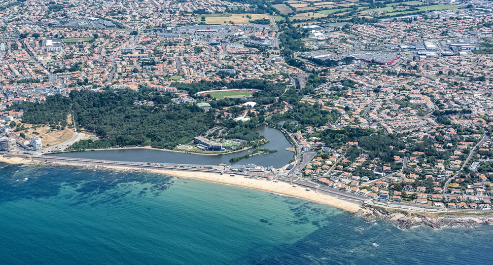 Vue aérienne de la plage et du lac de Tanchet, aux Sables-d'Olonne (Vendée)
