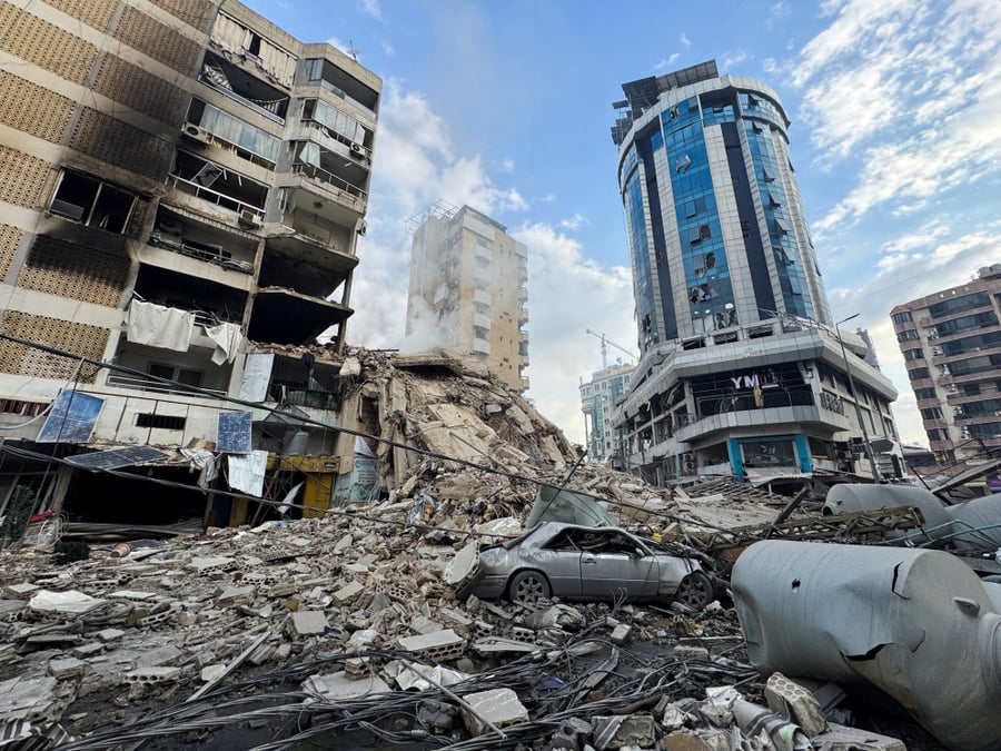 Des décombres jonchent le sol après une frappe israélienne sur la banlieue sud de Beyrouth, suite à une escalade des tensions entre le Hezbollah et Israël dans un contexte de tensions avec les États-Unis.