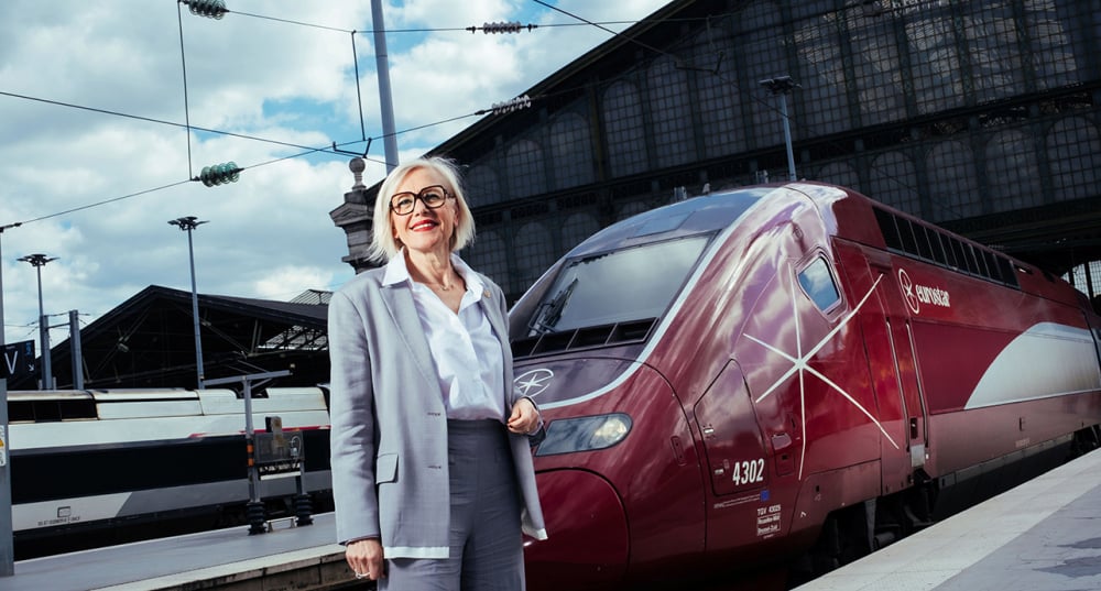 Gwendoline Cazenave, PDG d'Eurostar, posant devant un train Eurostar à Gare du Nord.