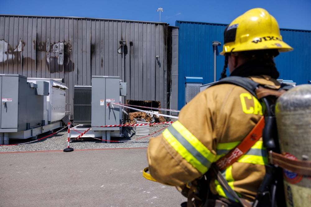 Un pompier américain intervient après l'incendie d'une batterie lithium-ion suite à un emballement thermique au centre de stockage d'énergie Gateway à Otay Mesa, San Diego, Californie, États-Unis, le 20 mai 2024. REUTERS/Mike Blake - Incendie de...