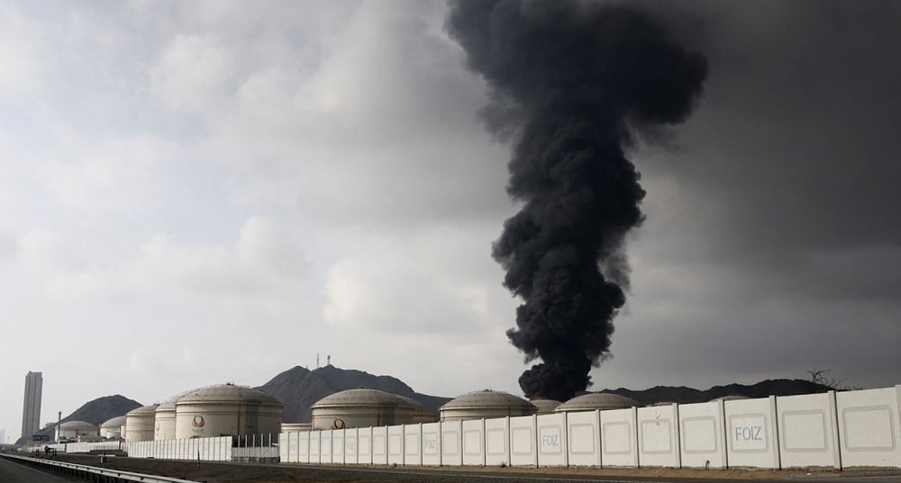 La fumée s'élève dans la zone industrielle pétrolière de Fujairah à la suite d'un incendie causé par des débris après l'interception d'un drone par les défenses aériennes, dans le contexte du conflit américano-israélien avec l'Iran.