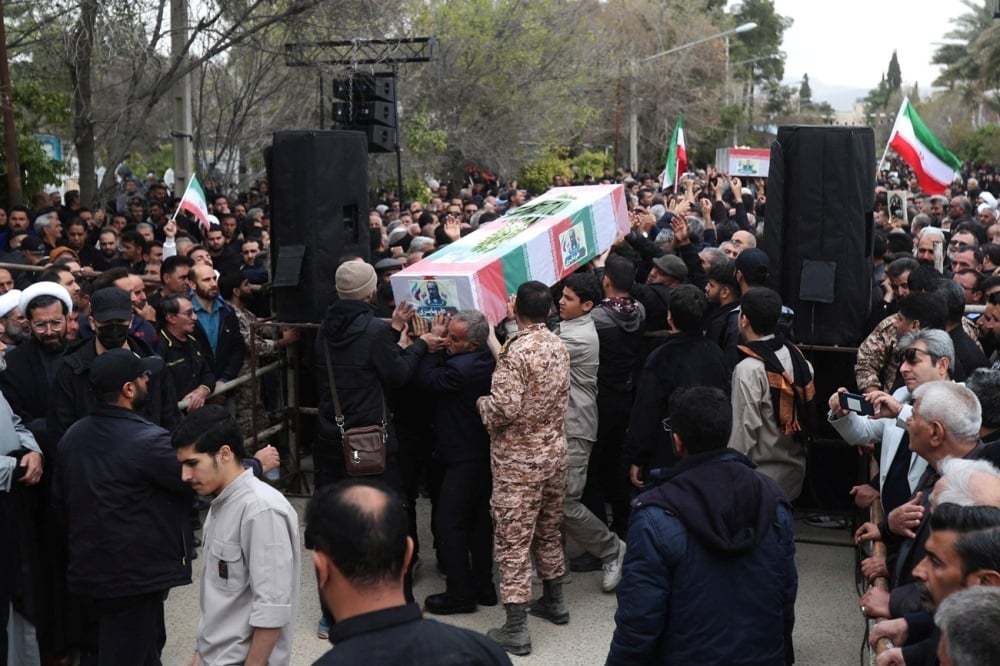 Des personnes assistent à une cérémonie funéraire pour les victimes des frappes israéliennes et américaines à Chiraz, en Iran.