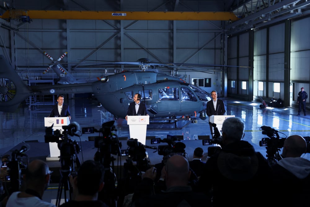 Le président français Emmanuel Macron , le président chypriote Nikos Christodoulides et le Premier ministre grec Kyriakos Mitsotakis ont tenu une conférence de presse conjointe à l'aéroport militaire de Paphos.
