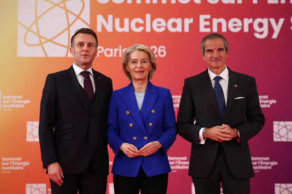 Le président français Emmanuel Macron, la présidente de la Commission européenne Ursula von der Leyen et Rafael Grossi, directeur général de l'Agence internationale de l'énergie atomique (AIEA), posent lors du sommet sur l'énergie nucléaire à la Seine...