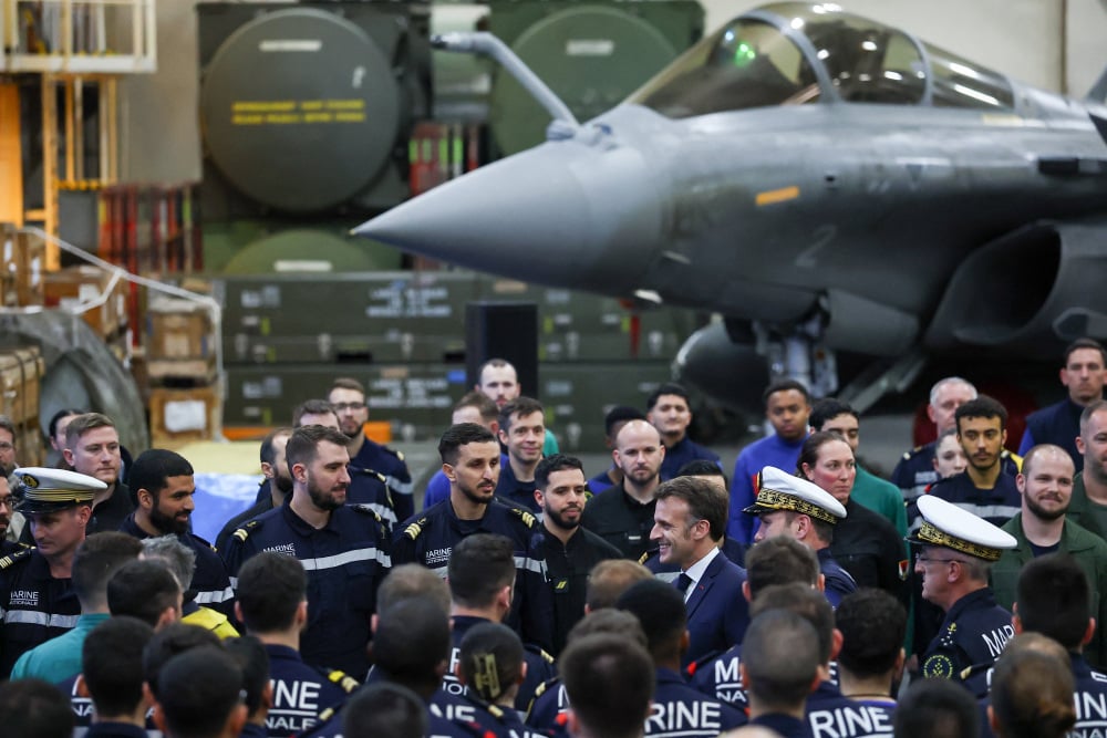 Le président français Emmanuel Macron quitte le porte-avions français Charles de Gaulle après s'être entretenu avec l'équipage, lors de sa visite à Chypre, afin de montrer la solidarité de la France après les récentes attaques de drones dans le cadre...