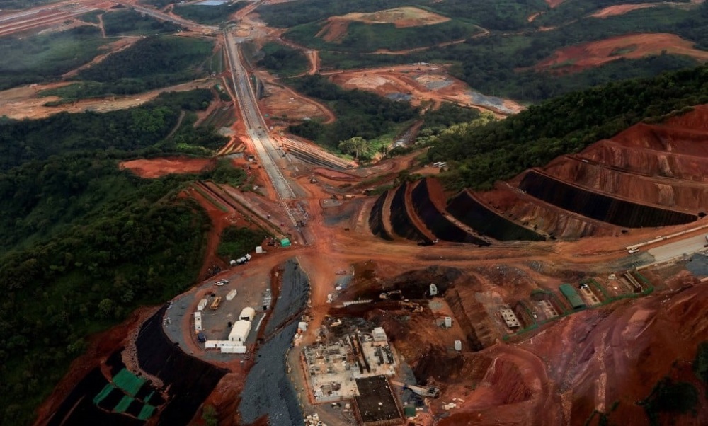 Le programme sur 15 ans repose sur 36 réformes et 122 méga-projets, dont le projet intégré mines-infrastructures de Simandou.