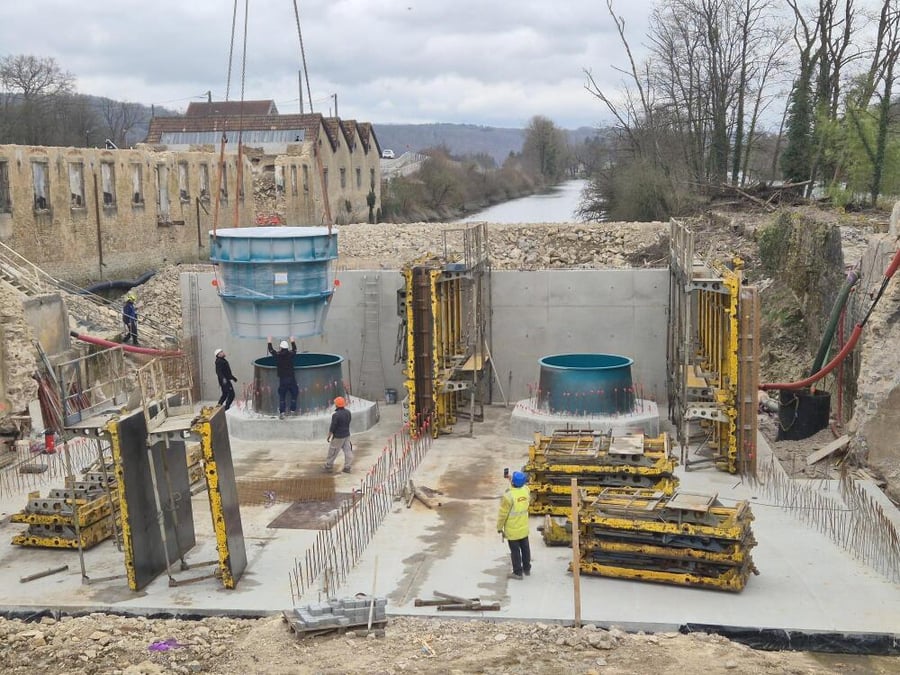 Levage et mise en place de la turbine numéro 1 pour la réhabilitation du barrage de Colombier-Fontaine (Doubs)