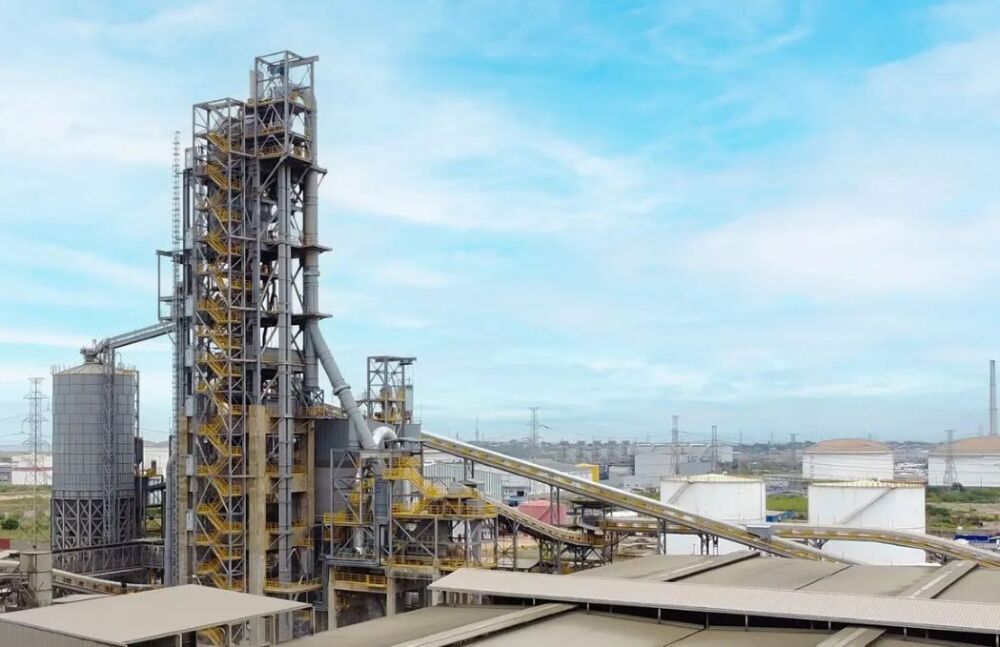 Vue de la cimenterie de Tema (Ghana), la plus grande unité de production de ciment à base d'argile calcinée au monde.
