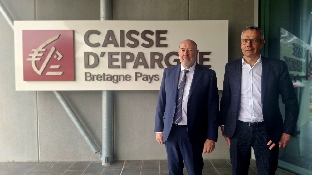 A gauche, Christophe Pinault, président du directoire de la Caisse d'Épargne Bretagne Pays de Loire, et Arnaud Queffeulou, membre du directoire en charge des finances.