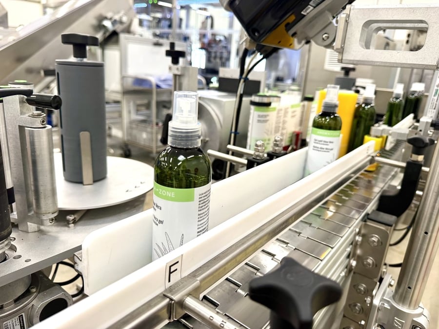 Dans son usine du Vaucluse, Aroma-Zone accélère sa production.