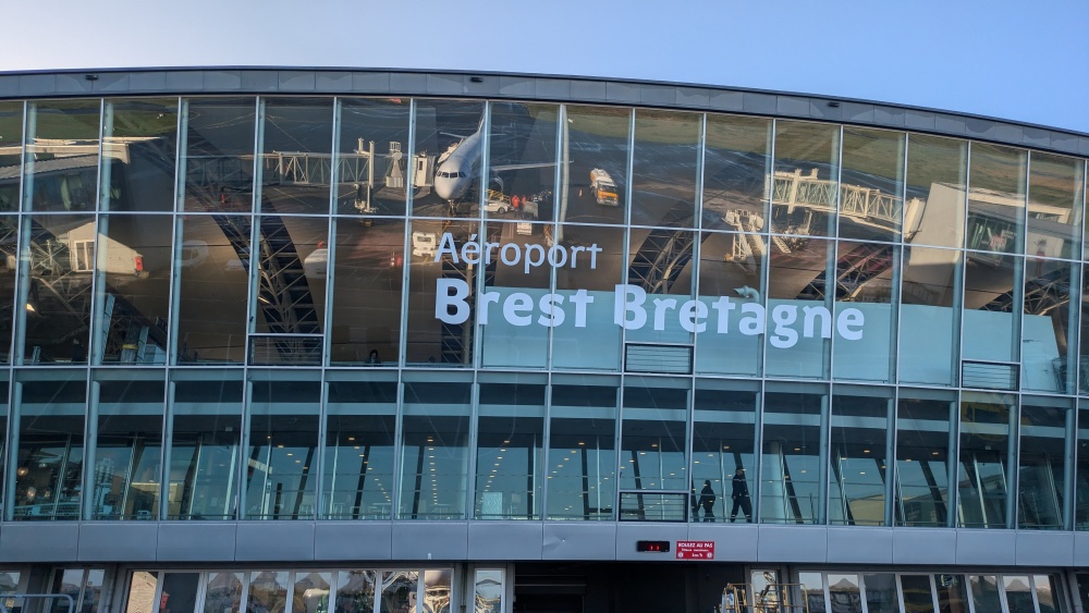 En 2025, l'aéroport Brest Bretagne a consolidé sa place de première plateforme régionale, mais a subi une baisse légère de son trafic.