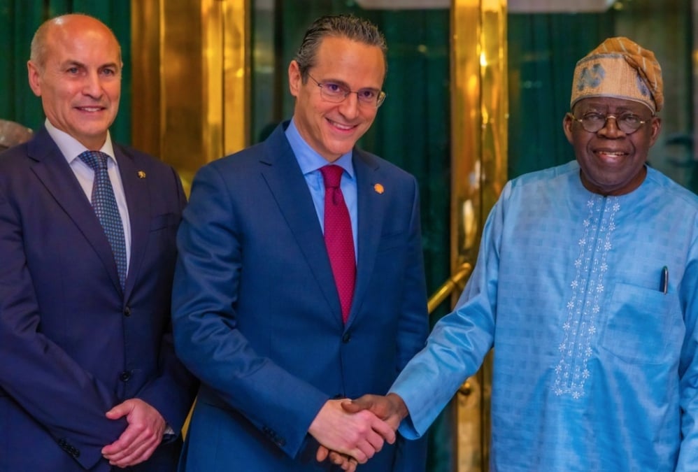 Le président nigérian Bola Tinubu serre la main de Wael Sawan, PDG de Shell, aux côtés de Peter Costello, président de Shell Upstream.