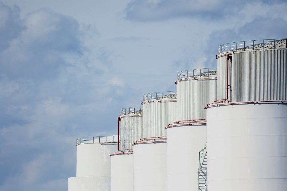 Dans la région Océanie, très dépendante des importations énergétiques, les conséquences économiques se diffusent rapidement.