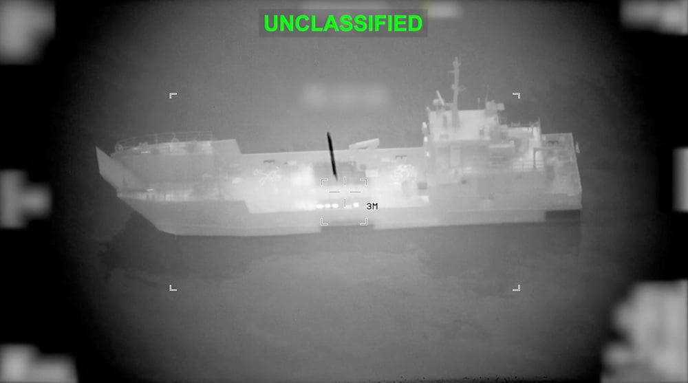 Un projectile s'approche de ce que le Commandement central américain (CentCom) décrit comme un navire de guerre iranien, lors d'une série de frappes visant notamment des navires poseurs de mines, dans une zone située près du détroit d'Ormuz, le 10 mars...