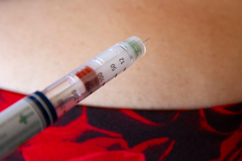 L’insuline, un produit biologique hautement sensible, nécessite une chaîne du froid continue. L’allongement des délais de transport dans le détroit d'Ormuz menace désormais l’intégrité de ces traitements vitaux pour des millions de patients.