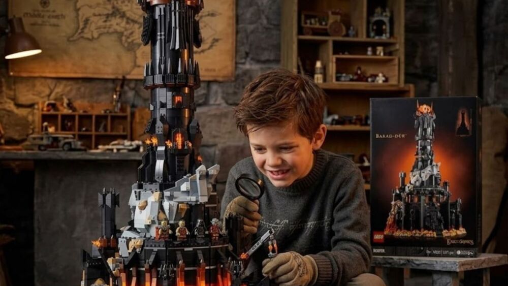 Le set LEGO Icons Barad-dûr recrée la célèbre tour de Sauron avec plus de 5400 pièces et de nombreux détails inspirés de la trilogie.