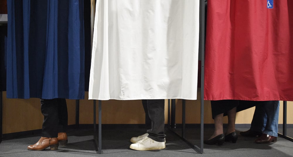 Personnes participant à une élection.