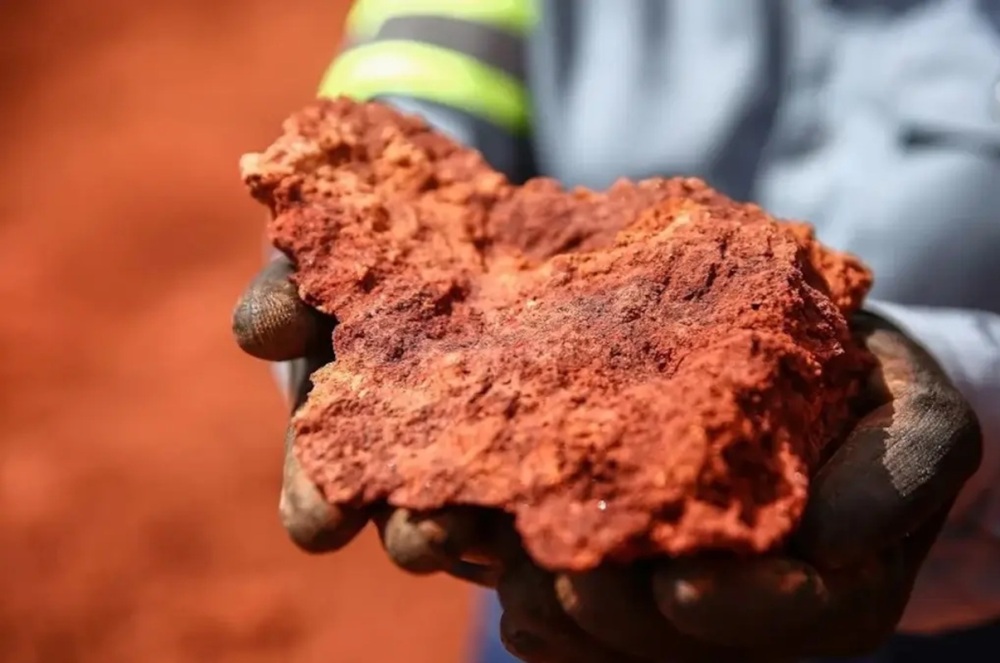 Bloc de bauxite extrait en Guinée.