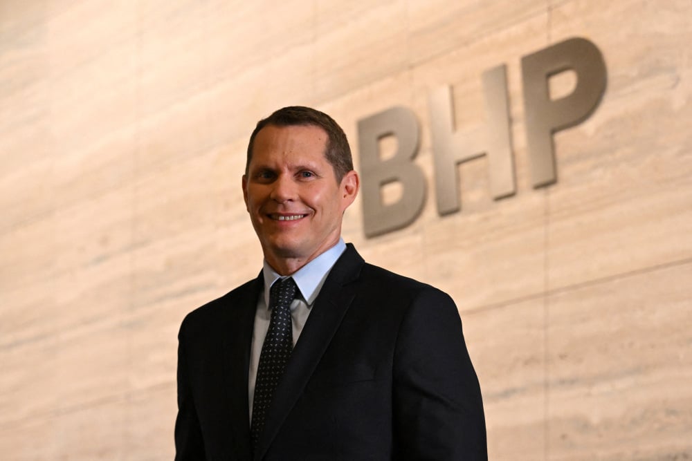 Le futur PDG de BHP, Brandon Craig, pose pour une photo avant une conférence de presse à Melbourne, en Australie, le 18 mars 2026.